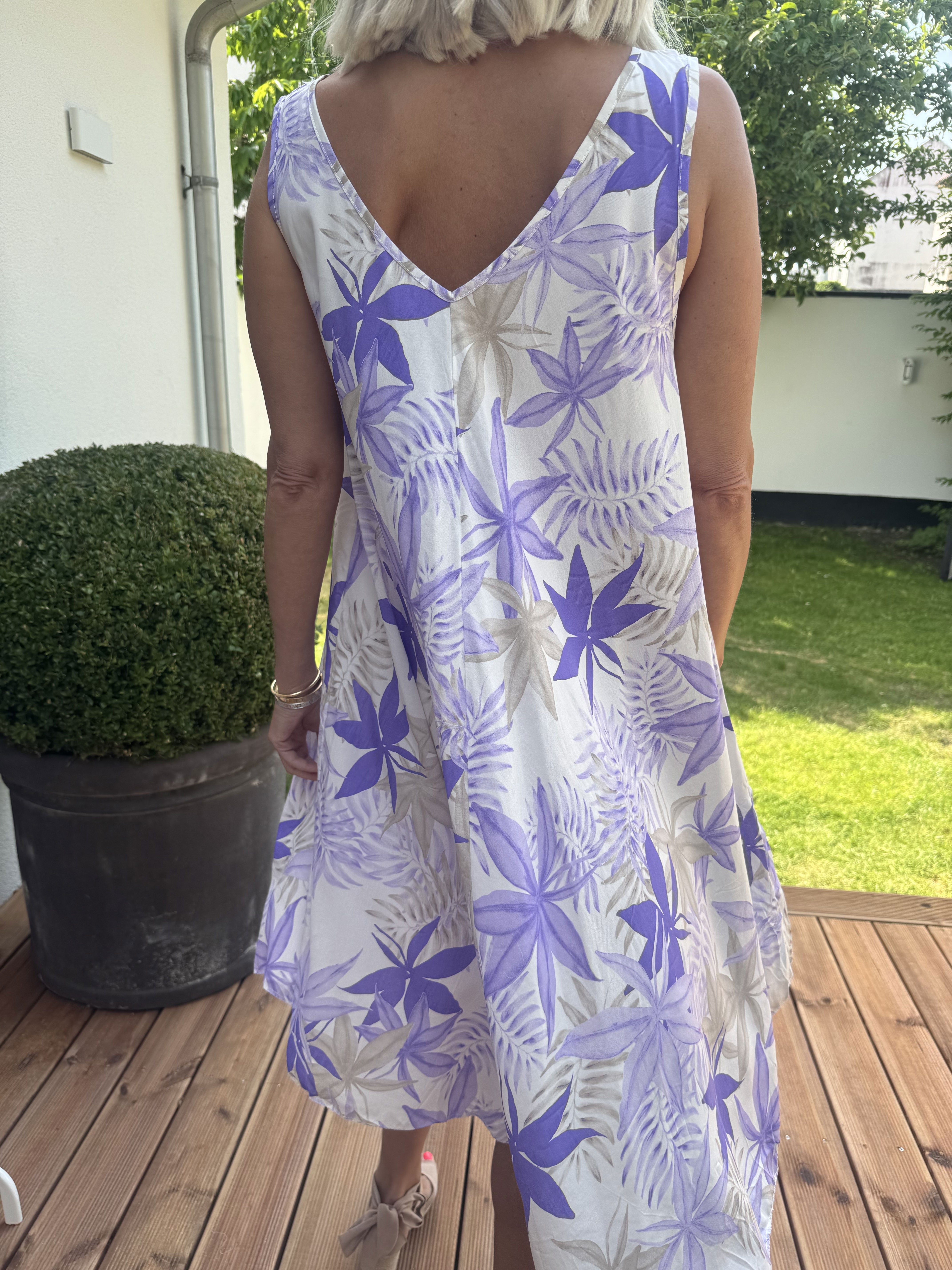 Sigri - Söt blommig klänning i viskos med breda axelband